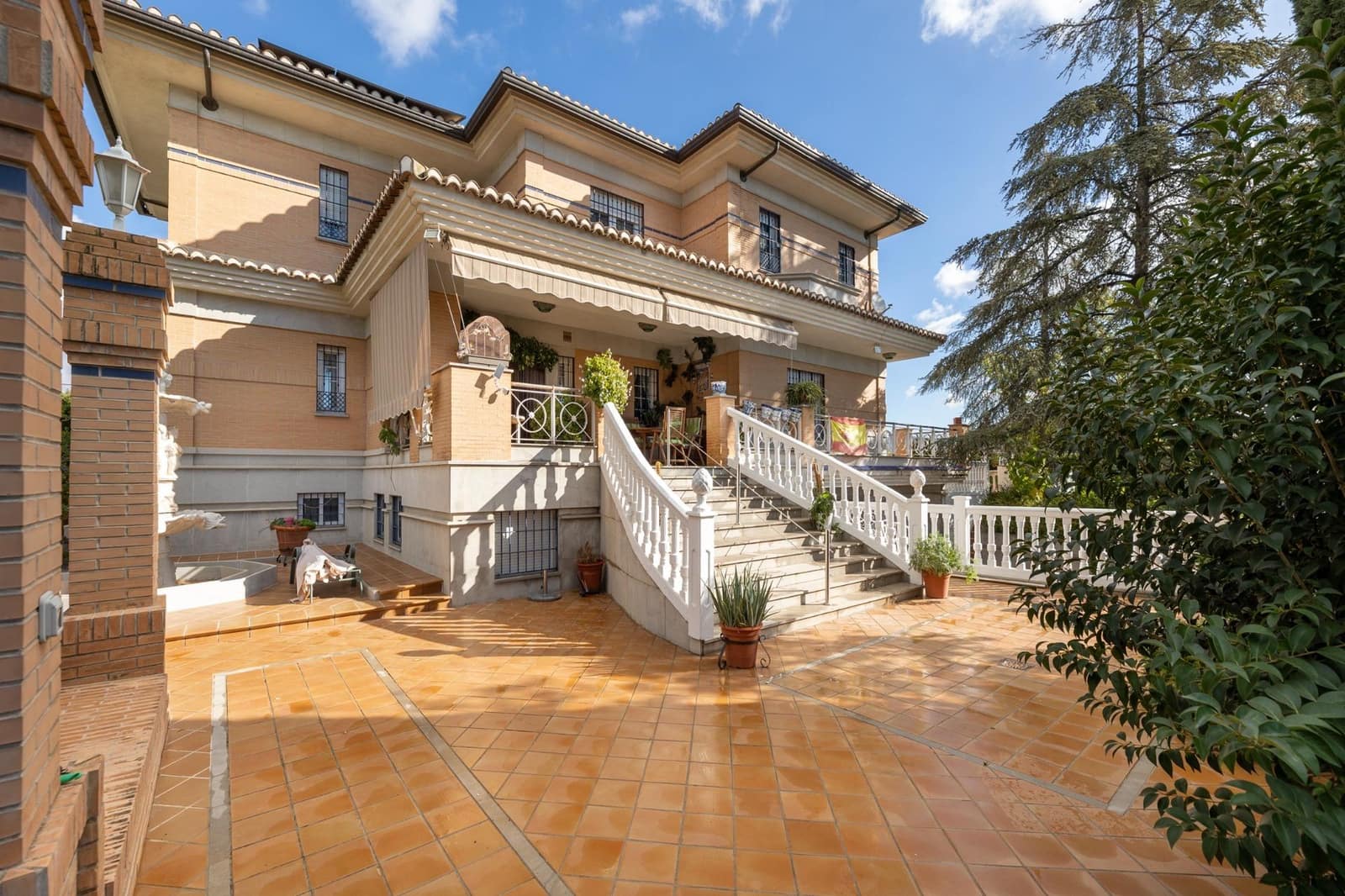 4 soveværelse Villa til salg i Peligros med swimmingpool garage - € 599.000 (Ref: 9029755)