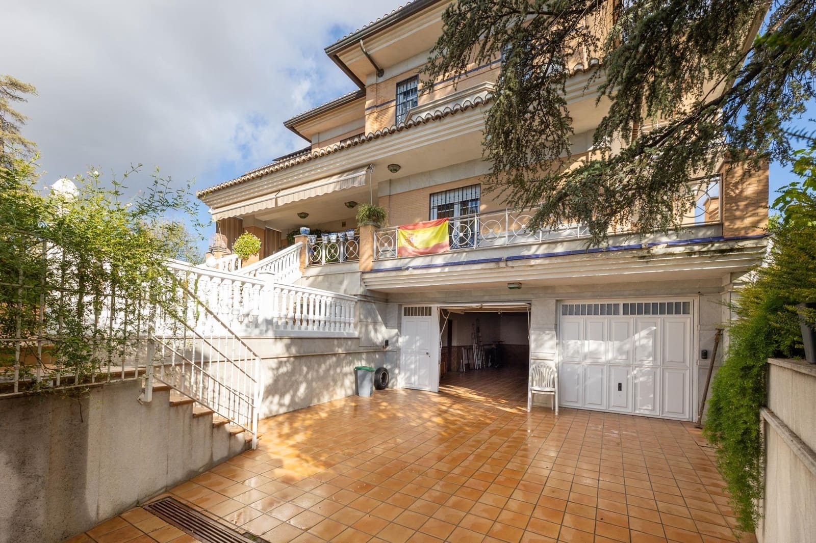 4 soveværelse Villa til salg i Peligros med swimmingpool garage - € 599.000 (Ref: 9029755)