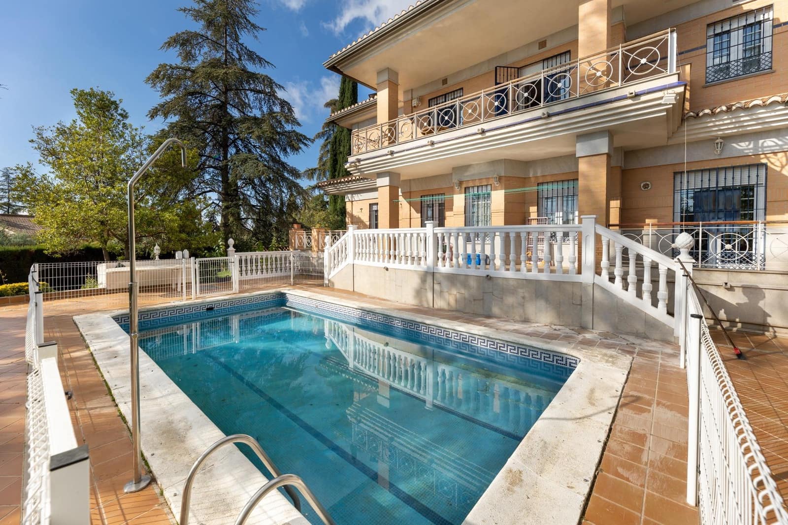 4 soveværelse Villa til salg i Peligros med swimmingpool garage - € 599.000 (Ref: 9029755)