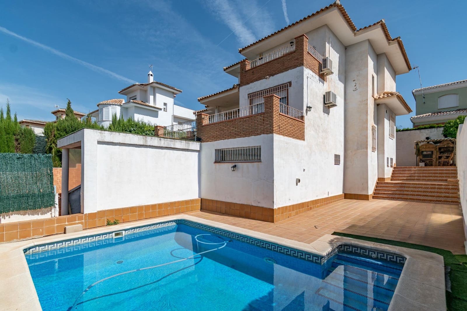 4 soveværelse Villa til salg i Otura med swimmingpool - € 398.000 (Ref: 9269964)