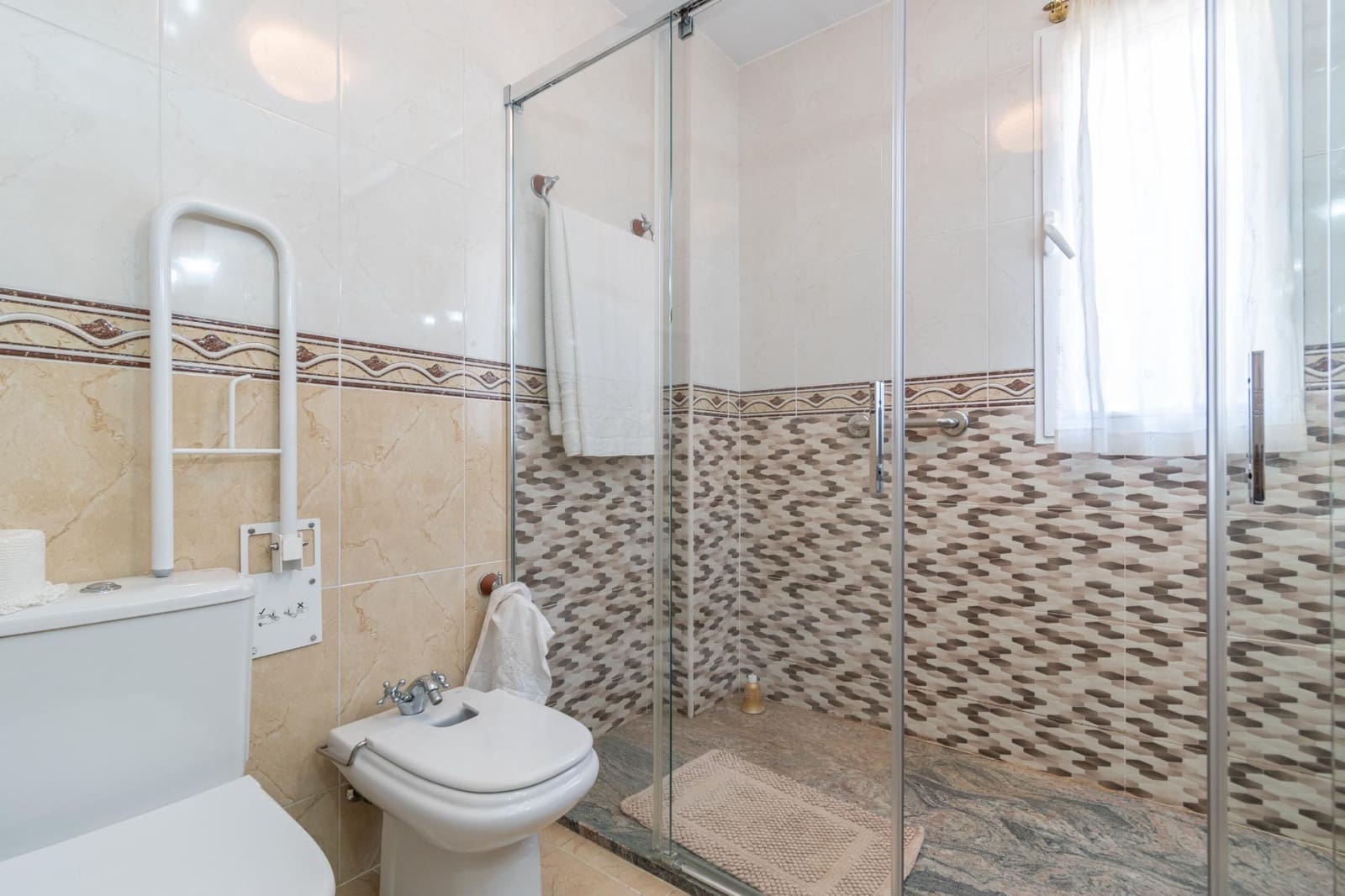 4 soveværelse Villa til salg i Otura med swimmingpool - € 398.000 (Ref: 9269964)