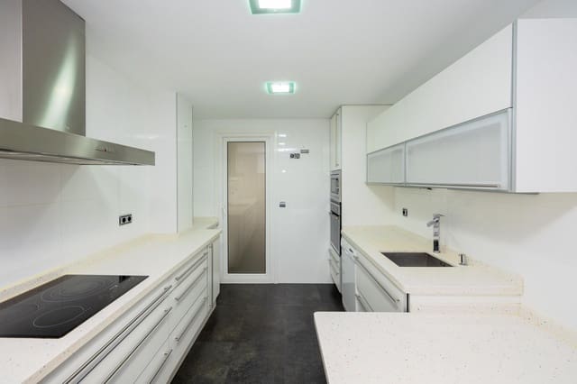 4 soveværelse Lejlighed til salg i Centro, Granada by med garage - € 550.000 (Ref: 9356079)