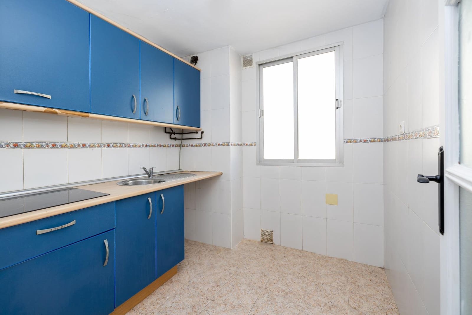Piso de 4 habitaciones en Motril en venta - 115.000 € (Ref: 9474323)