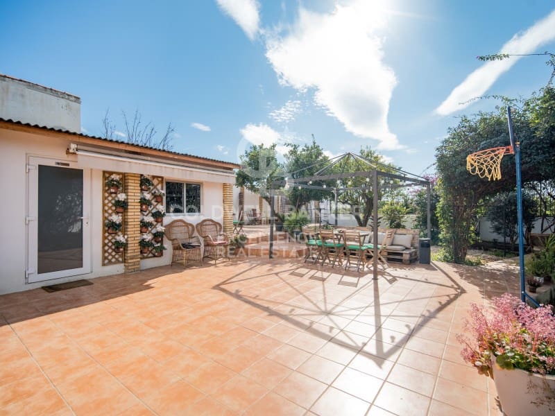 10 bedroom Hotel for sale in Paterna with pool - € 950,000 (Ref: 9402188)