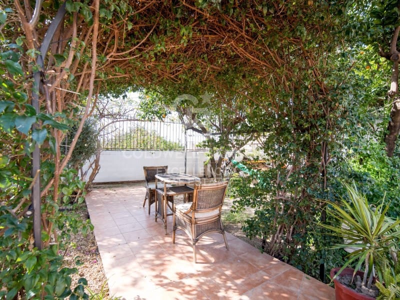 10 bedroom Hotel for sale in Paterna with pool - € 950,000 (Ref: 9402188)