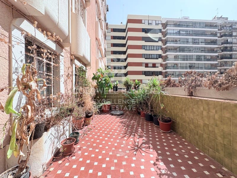 Piso de 4 habitaciones en València ciudad en venta con garaje - 595.000 € (Ref: 9402196)