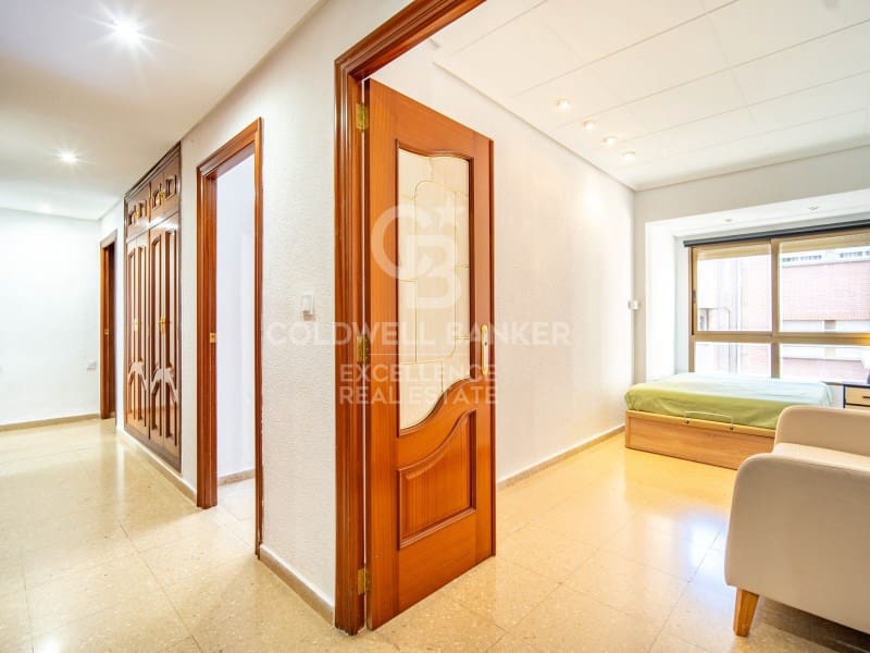 4 bedroom Flat for sale in Valencia city with garage - € 530,000 (Ref: 9482082)