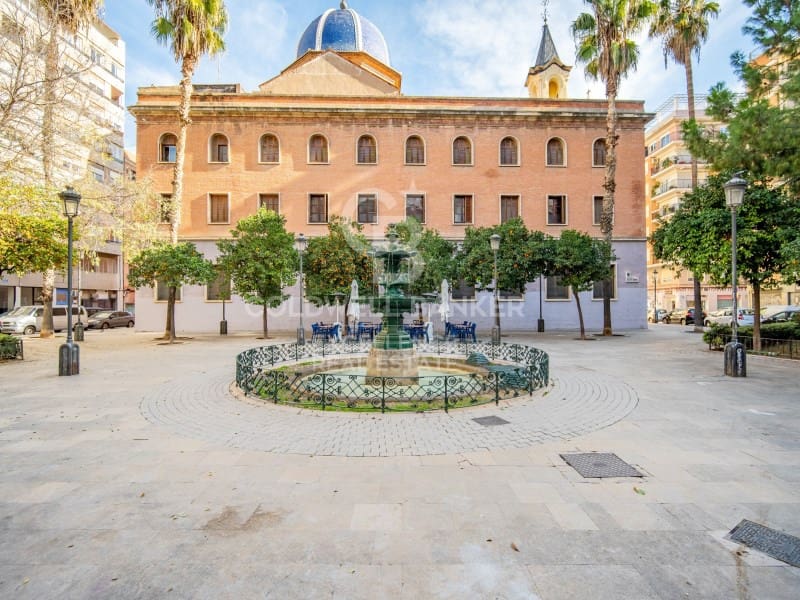 4 bedroom Flat for sale in Valencia city with garage - € 530,000 (Ref: 9482082)