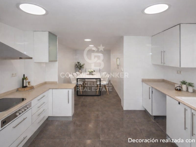 4 bedroom Flat for sale in Valencia city with garage - € 645,000 (Ref: 9519016)