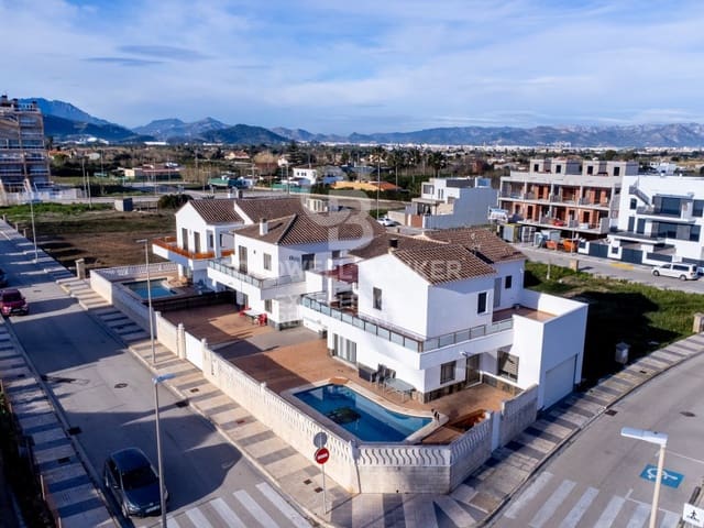 Chalet de 3 habitaciones en Oliva Playa, Oliva en venta con garaje - 520.000 € (Ref: 9574870)