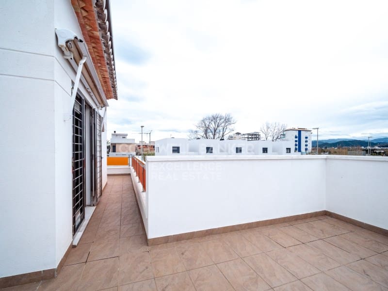 3 soverom Villa til salgs i Oliva med svømmebasseng garasje - € 520 000 (Ref: 9574871)