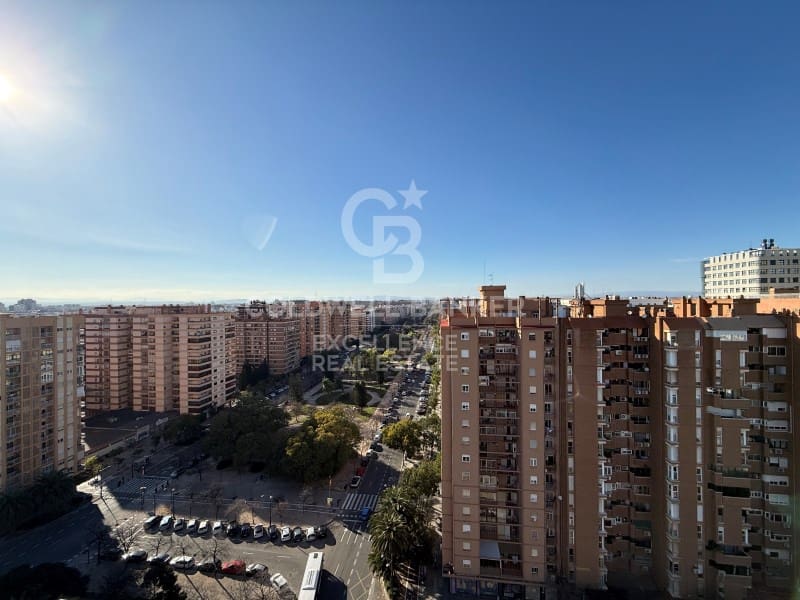 3 bedroom Flat for rent in Valencia city with garage - € 2,400 (Ref: 9690475)
