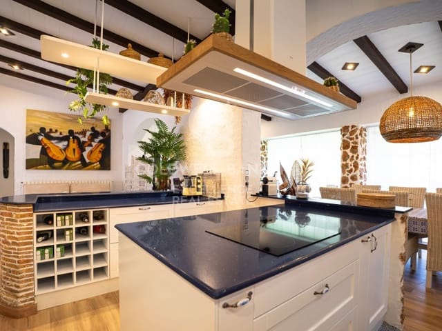 Chalet de 4 habitaciones en Alcanar en venta con piscina garaje - 825.000 € (Ref: 9851306)