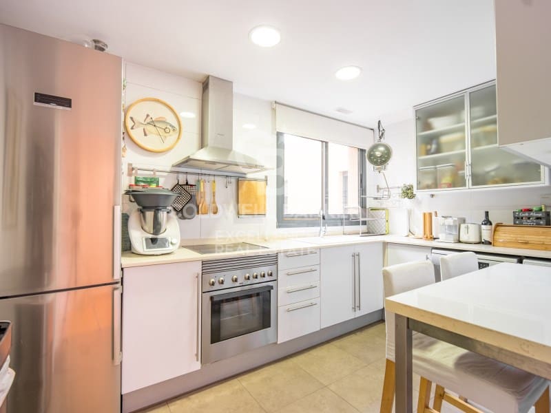 3 bedroom Penthouse for rent in Valencia city with garage - € 2,100 (Ref: 9861758)