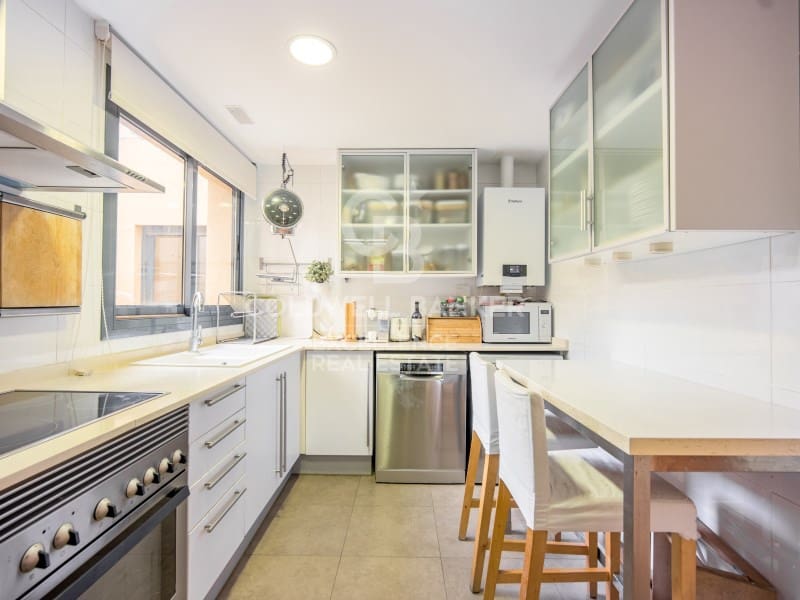3 bedroom Penthouse for rent in Valencia city with garage - € 2,100 (Ref: 9861758)