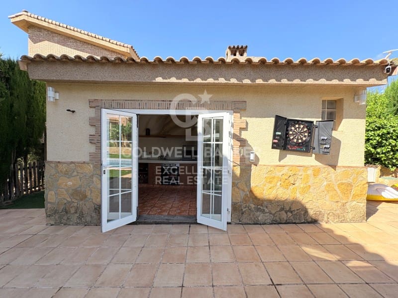 5 Zimmer Villa zu verkaufen in Chiva mit Pool Garage - 850.000 € (Ref: 9929067)