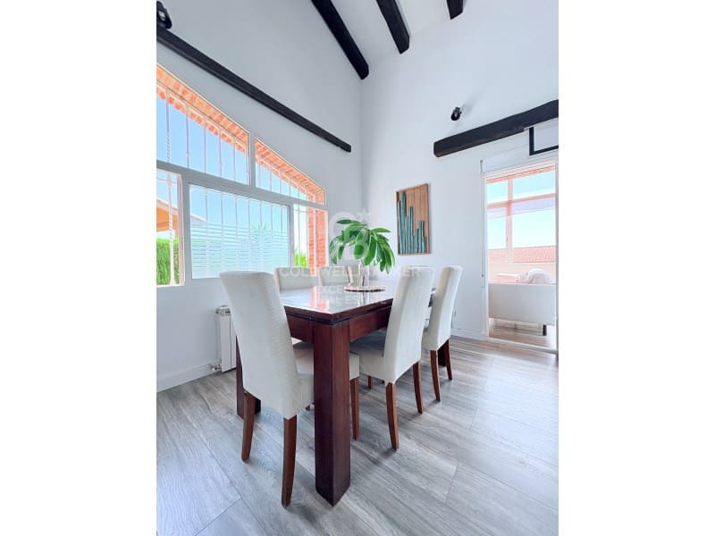 5 Zimmer Villa zu verkaufen in Chiva mit Pool Garage - 850.000 € (Ref: 9929067)