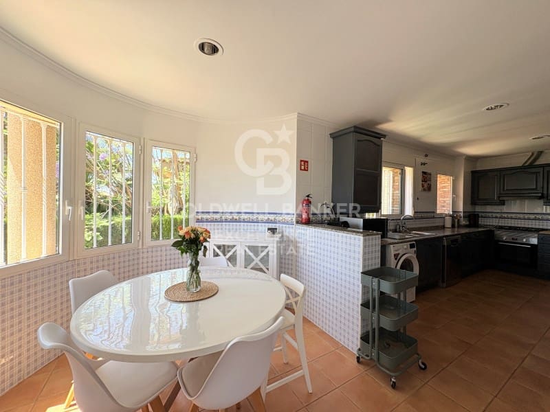 5 Zimmer Villa zu verkaufen in Chiva mit Pool Garage - 850.000 € (Ref: 9929067)