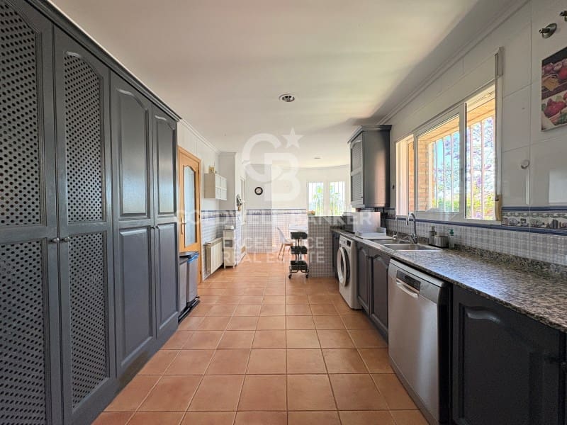 5 Zimmer Villa zu verkaufen in Chiva mit Pool Garage - 850.000 € (Ref: 9929067)