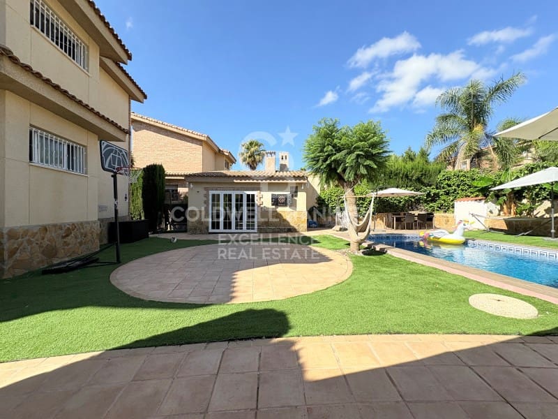 5 Zimmer Villa zu verkaufen in Chiva mit Pool Garage - 850.000 € (Ref: 9929067)