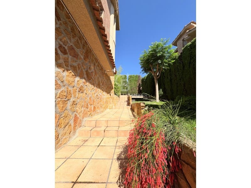 5 Zimmer Villa zu verkaufen in Chiva mit Pool Garage - 850.000 € (Ref: 9929067)