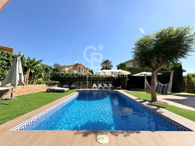 5 Zimmer Villa zu verkaufen in Chiva mit Pool Garage - 850.000 € (Ref: 9929067)