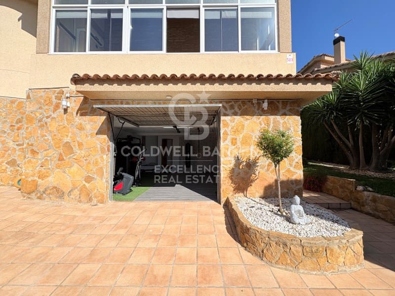 5 Zimmer Villa zu verkaufen in Chiva mit Pool Garage - 850.000 € (Ref: 9929067)