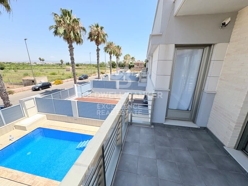 4 soveværelse Semi-Rækkehus til salg i Burriana / Borriana med swimmingpool garage - € 450.000 (Ref: 9978518)