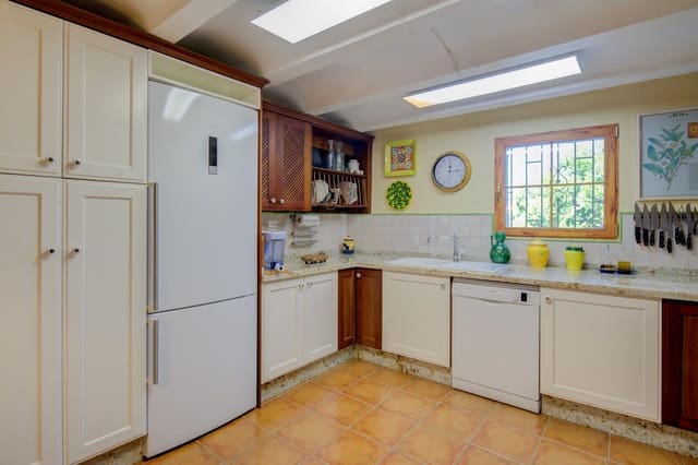 5 bedroom Finca/Country House for sale in Torremanzanas with pool garage - € 895,000 (Ref: 8691795)