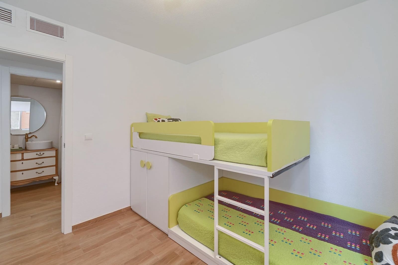 3 soveværelse Lejlighed til leje i Alicante by med swimmingpool garage - € 1.400 (Ref: 9326433)