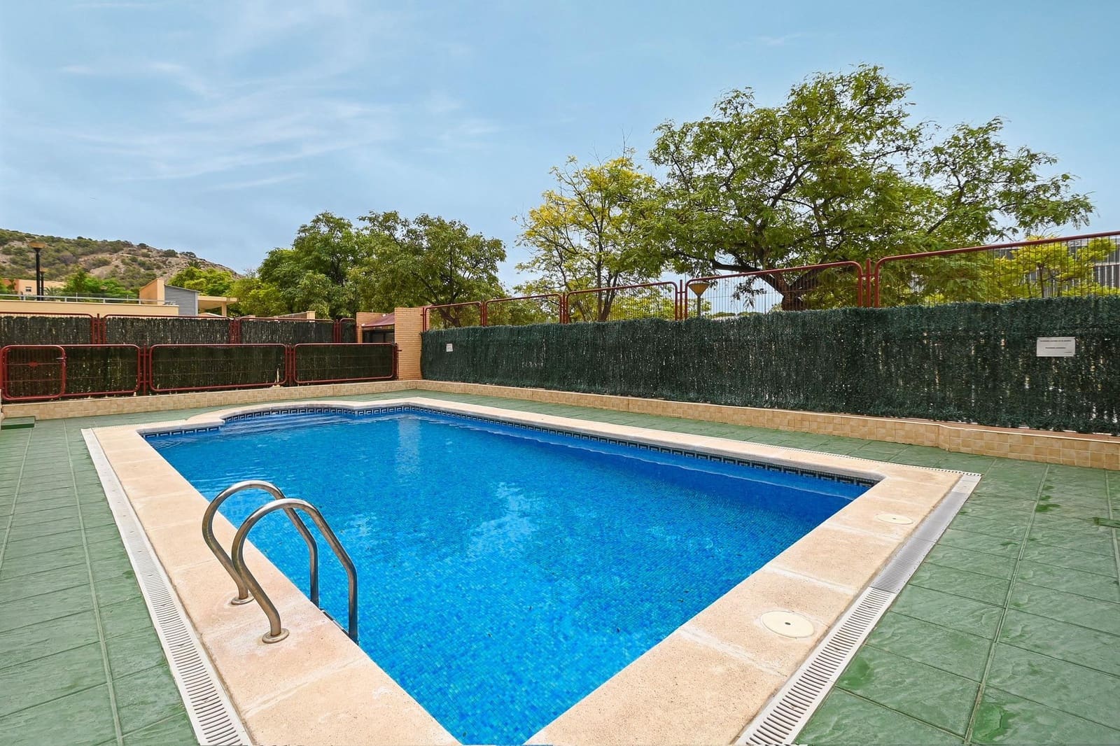 3 soveværelse Lejlighed til leje i Alicante by med swimmingpool garage - € 1.400 (Ref: 9326433)