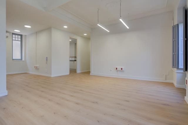 2 soveværelse Kontor til leje i Barrio del Centro, Alicante by - € 1.400 (Ref: 9884761)