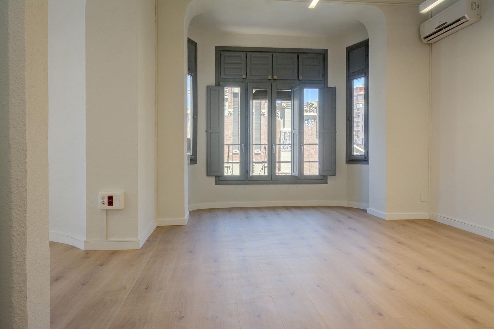 2 soveværelse Kontor til leje i Alicante by - € 1.400 (Ref: 9884761)