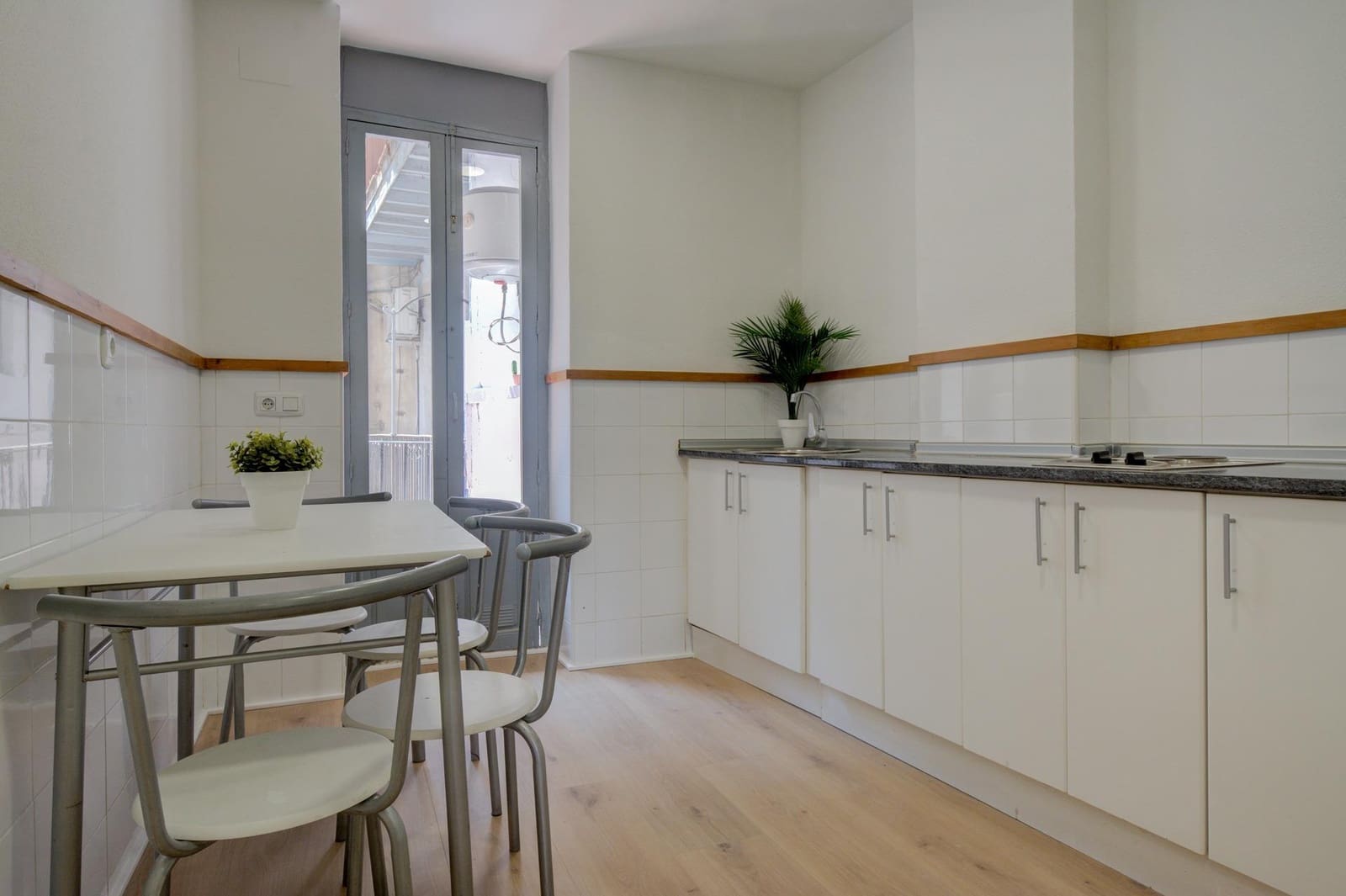 2 soveværelse Kontor til leje i Alicante by - € 1.400 (Ref: 9884761)