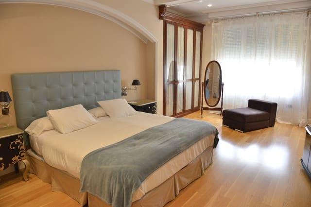 4 bedroom Flat for sale in Zaragoza city - € 780,000 (Ref: 9412637)