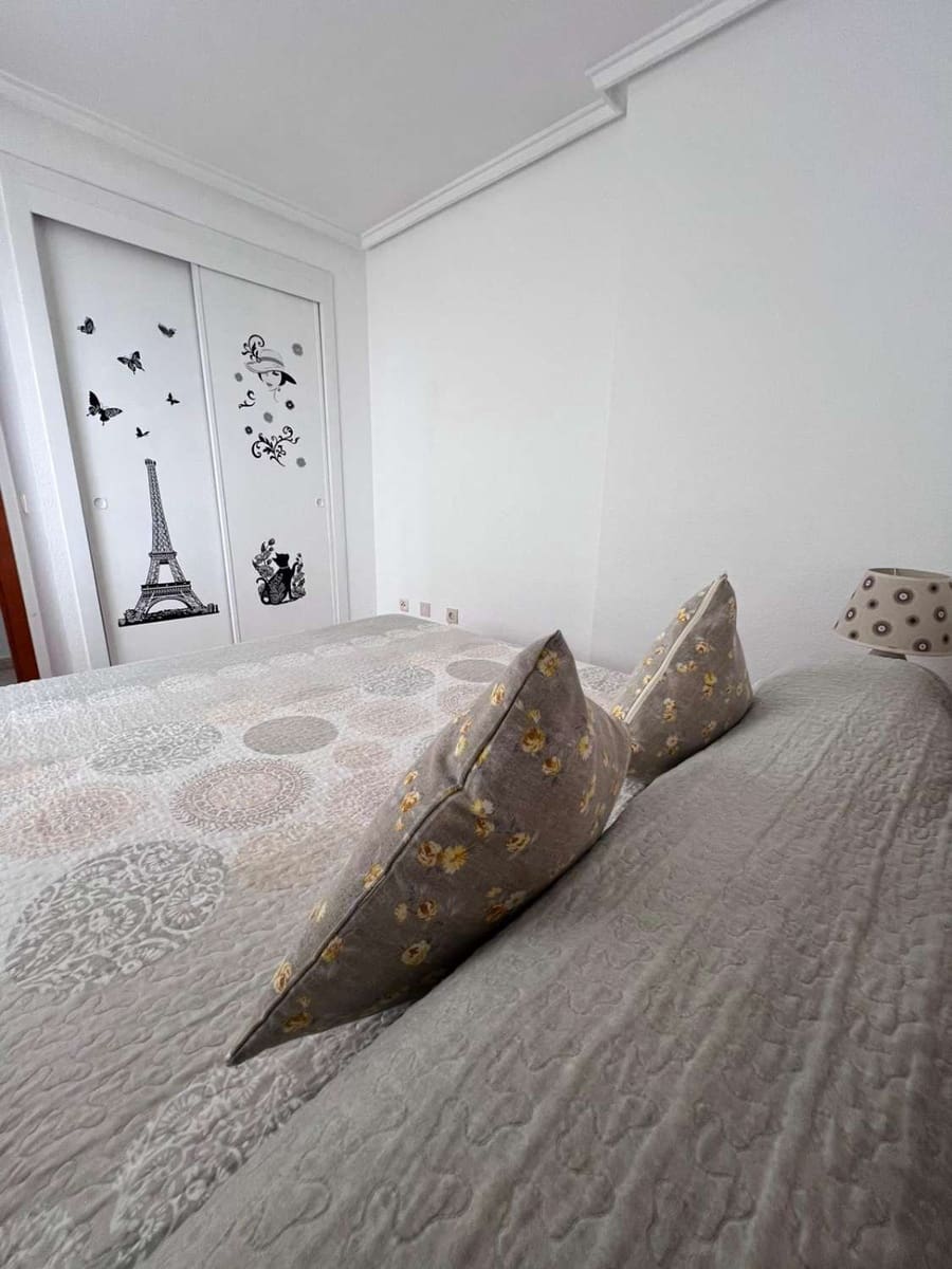 Apartamento de 2 habitaciones en Torrevieja en venta con piscina - 129.999 € (Ref: 9694870)