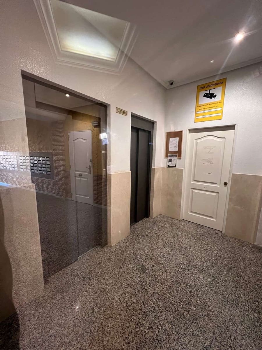 Apartamento de 2 habitaciones en Torrevieja en venta con piscina - 129.999 € (Ref: 9694870)