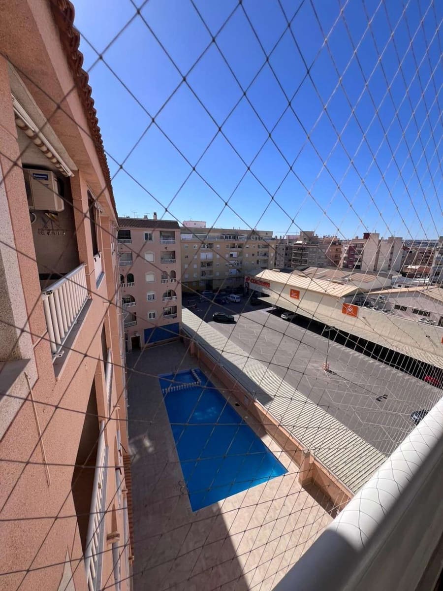 Apartamento de 2 habitaciones en Torrevieja en venta con piscina - 129.999 € (Ref: 9694870)