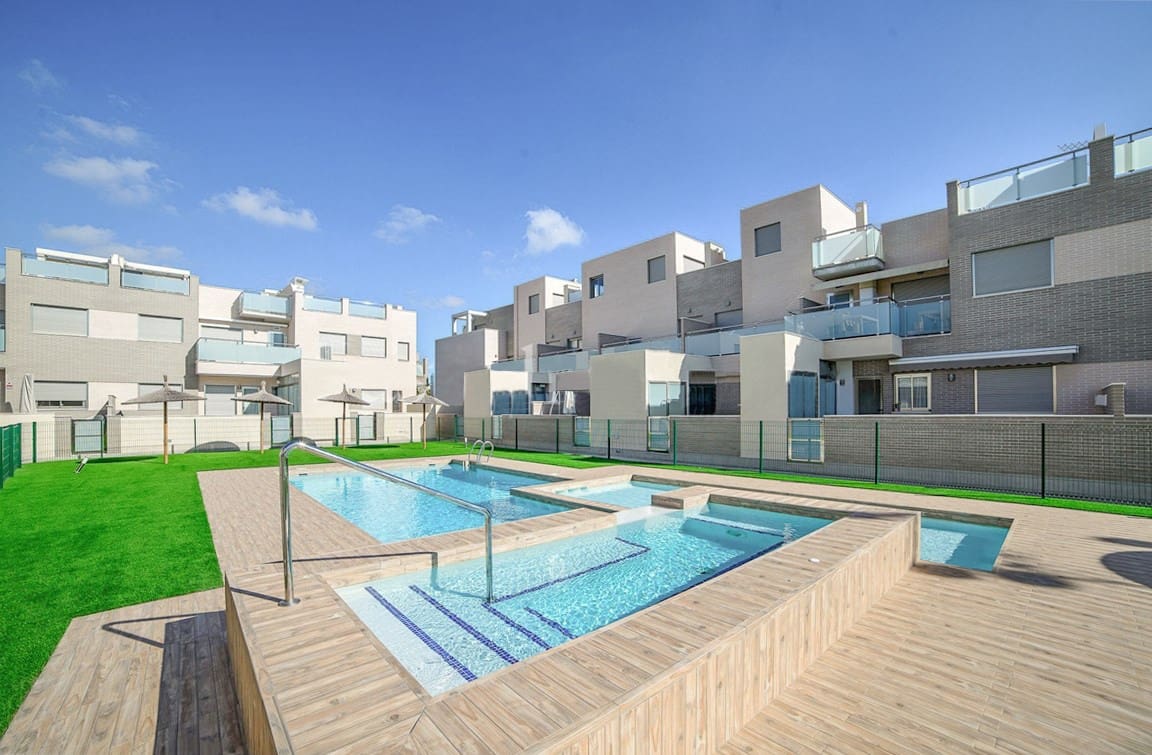 3 slaapkamer Rijtjeshuis te koop in Pilar de la Horadada met zwembad - € 269.000 (Ref: 8742007)