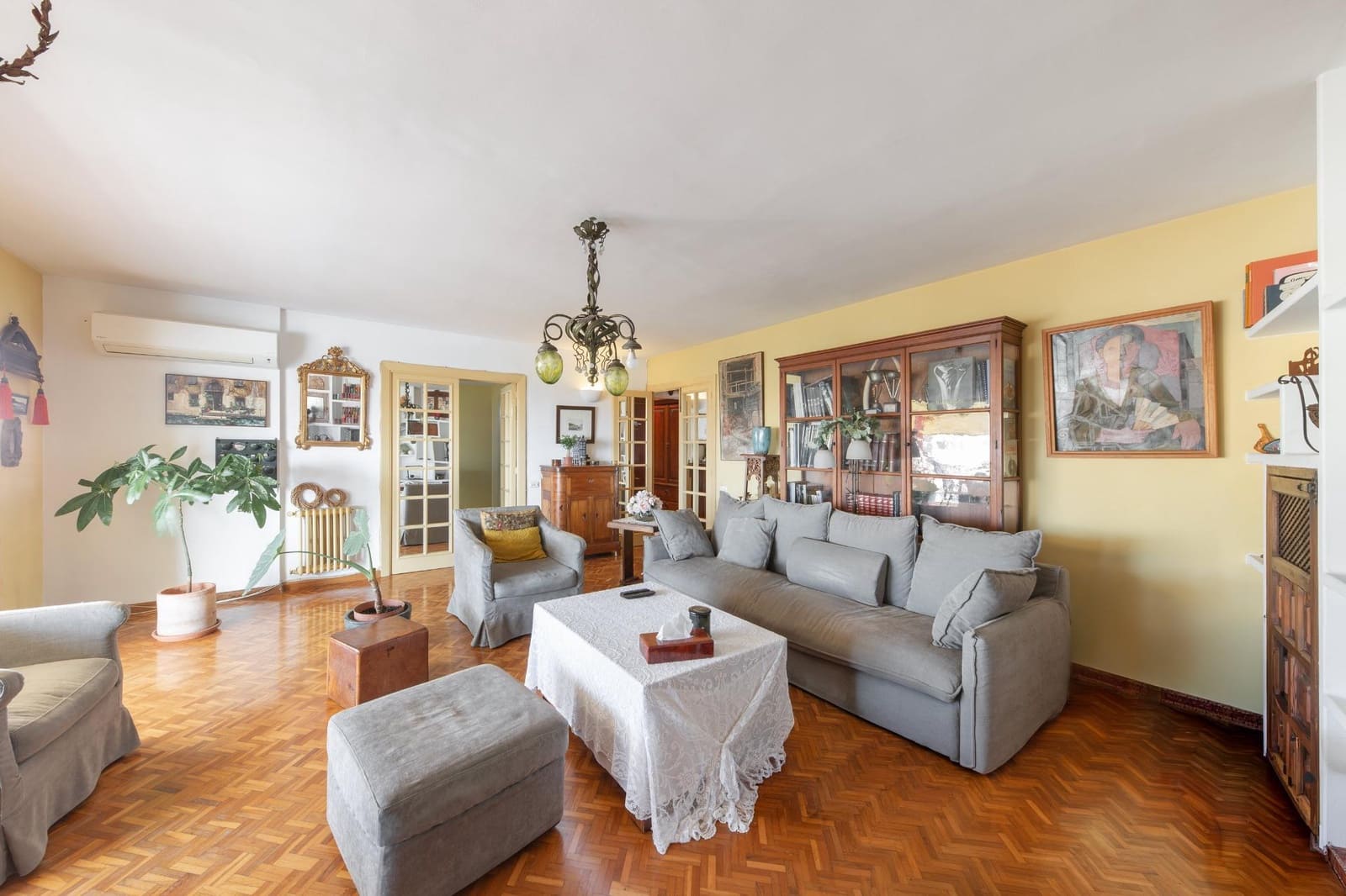 6 bedroom Flat for sale in Palma de Mallorca with garage - € 949,000 (Ref: 10068006)