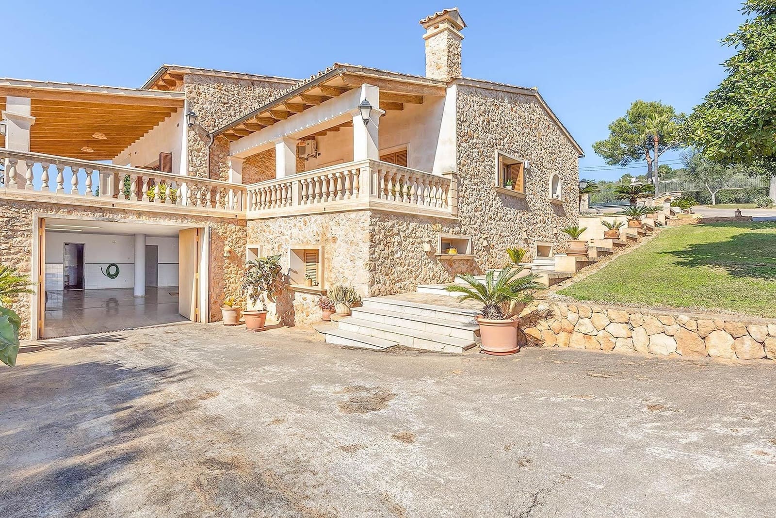 5 bedroom Villa for sale in Puntiro with pool - € 2,700,000 (Ref: 8699926)