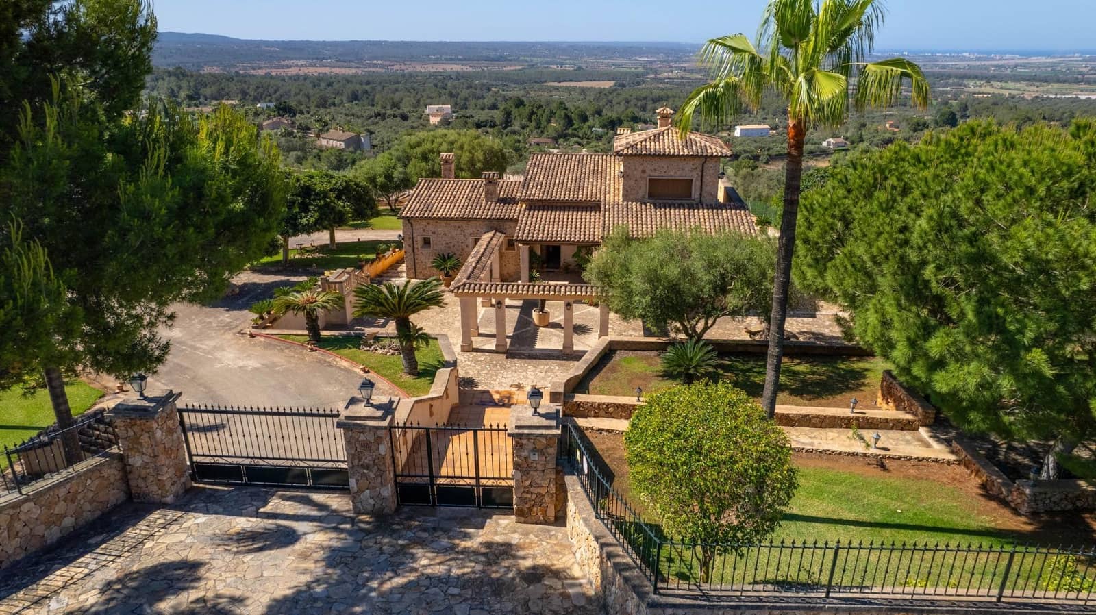 5 bedroom Villa for sale in Puntiro with pool - € 2,700,000 (Ref: 8699926)