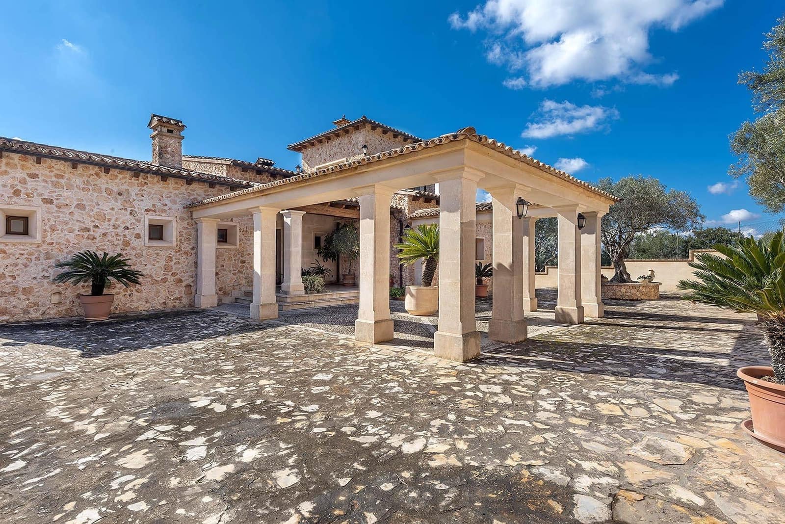 5 bedroom Villa for sale in Puntiro with pool - € 2,700,000 (Ref: 8699926)