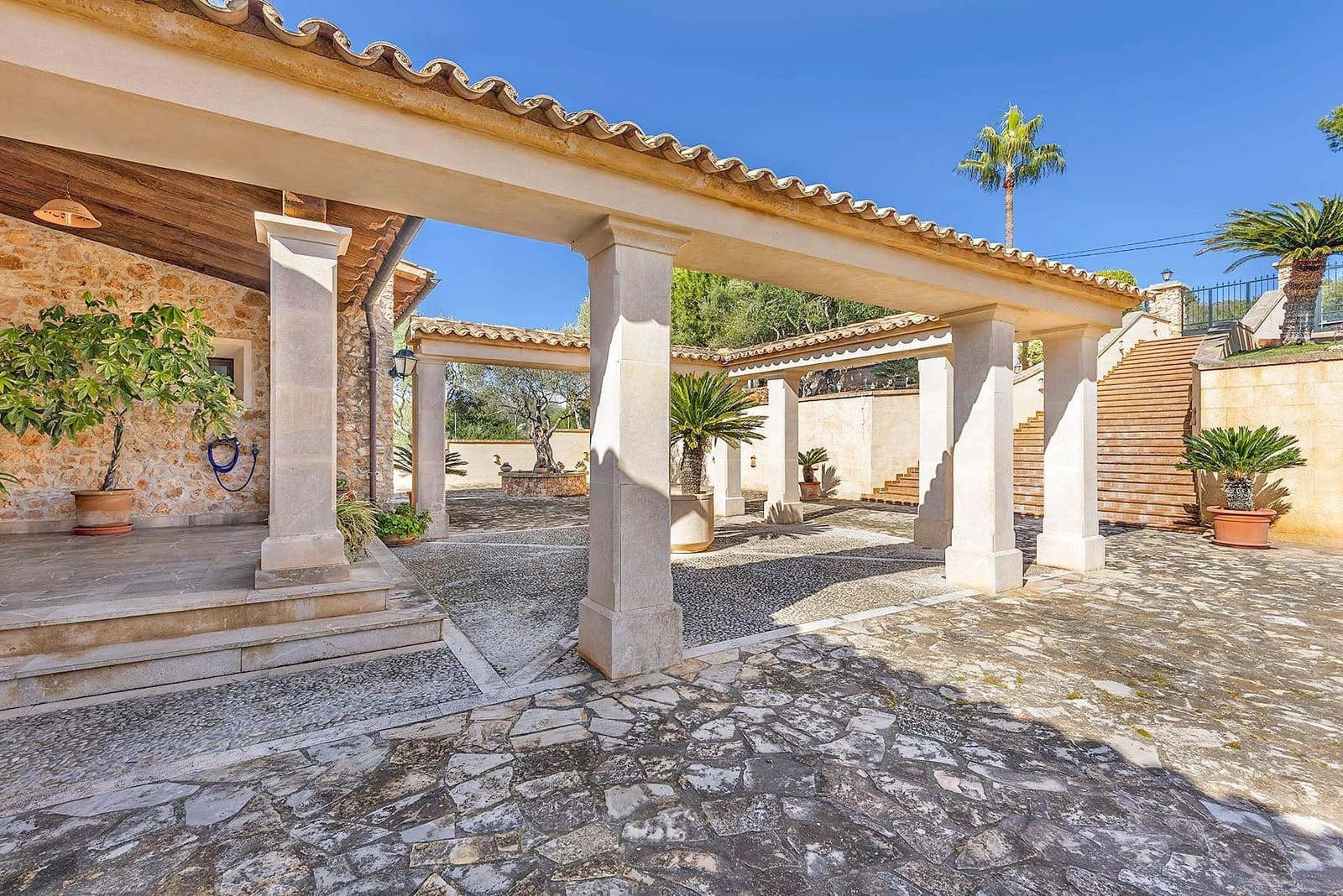 5 bedroom Villa for sale in Puntiro with pool - € 2,700,000 (Ref: 8699926)