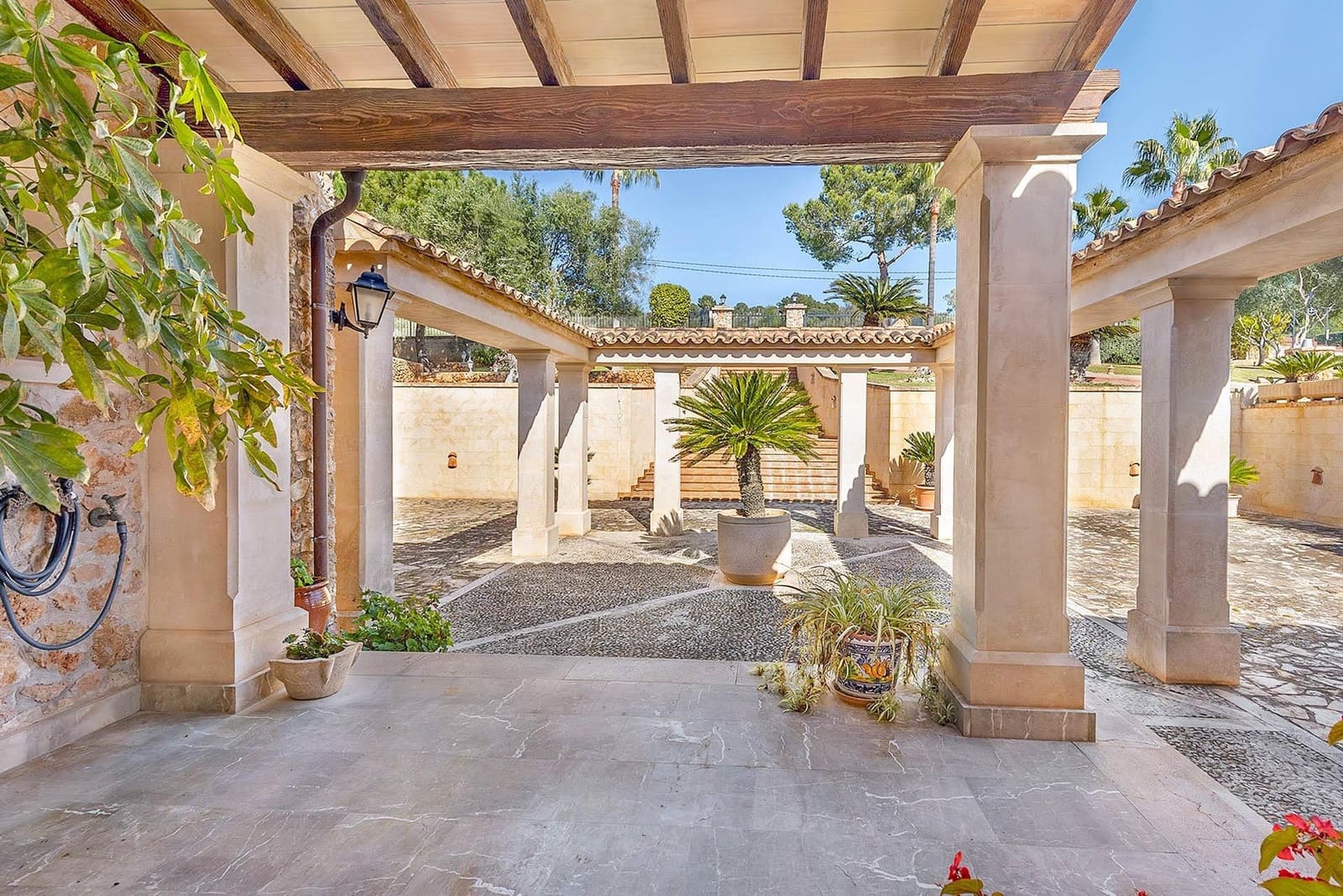 5 bedroom Villa for sale in Puntiro with pool - € 2,700,000 (Ref: 8699926)