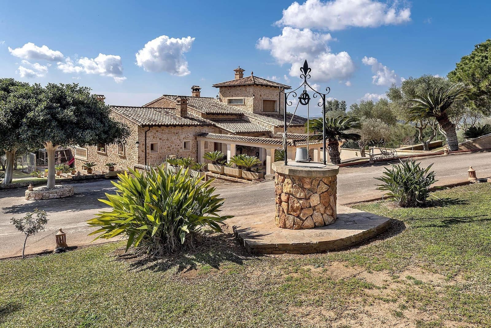 5 bedroom Villa for sale in Puntiro with pool - € 2,700,000 (Ref: 8699926)
