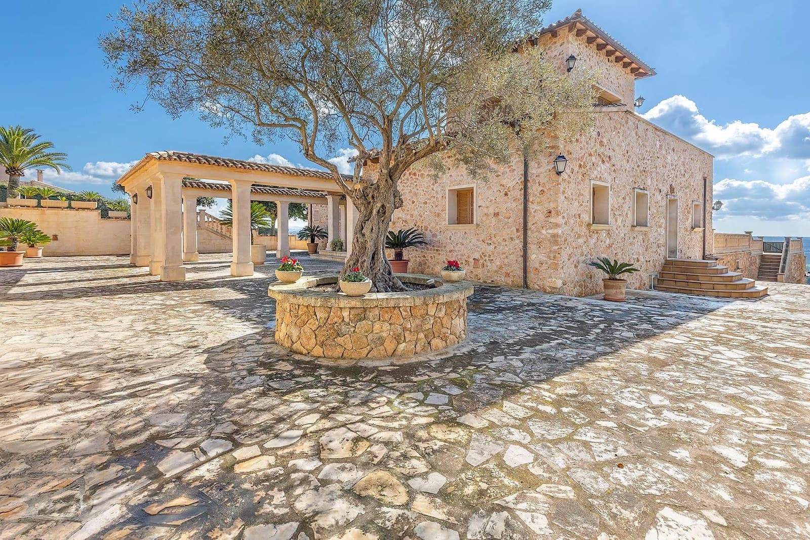 5 bedroom Villa for sale in Puntiro with pool - € 2,700,000 (Ref: 8699926)