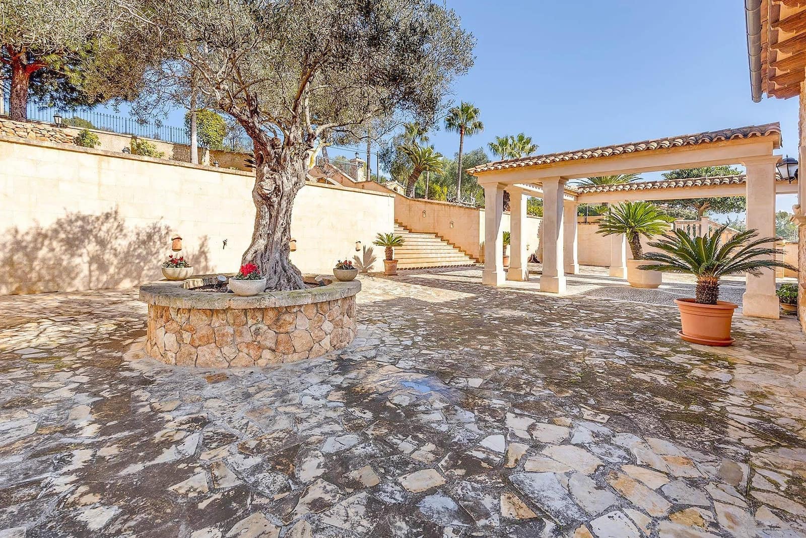 5 bedroom Villa for sale in Puntiro with pool - € 2,700,000 (Ref: 8699926)