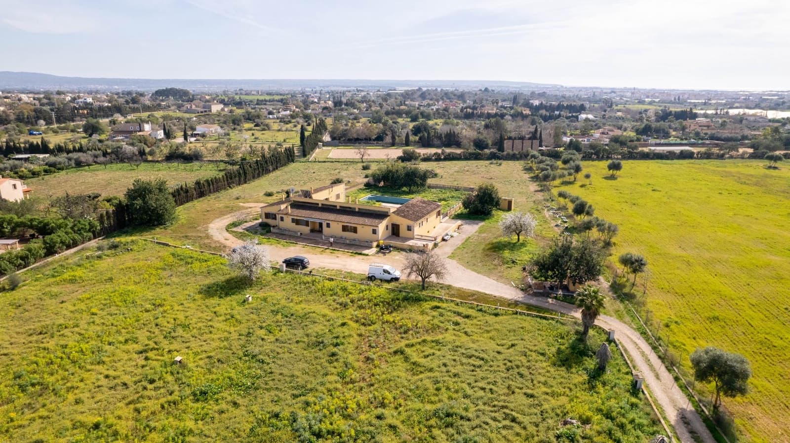 6 soveværelse Finca/Landehus til salg i Son Ferriol med swimmingpool garage - € 1.490.000 (Ref: 8834566)