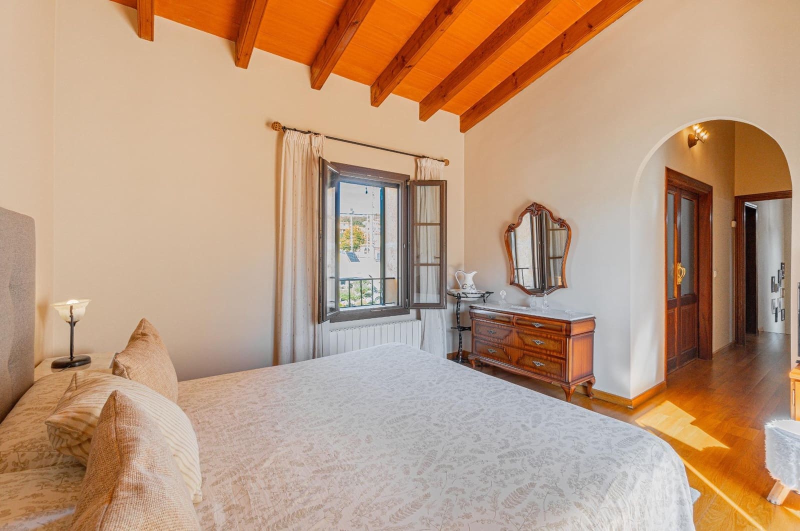 4 makuuhuone Huvila myytävänä paikassa Calvia mukana uima-altaan 
autotalli - 1 599 000 € (Ref: 9272639)